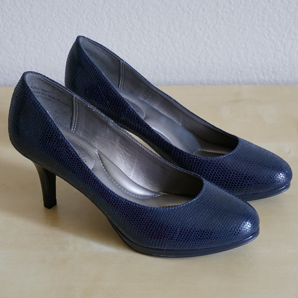 Kelly & Katie navy heel pumps